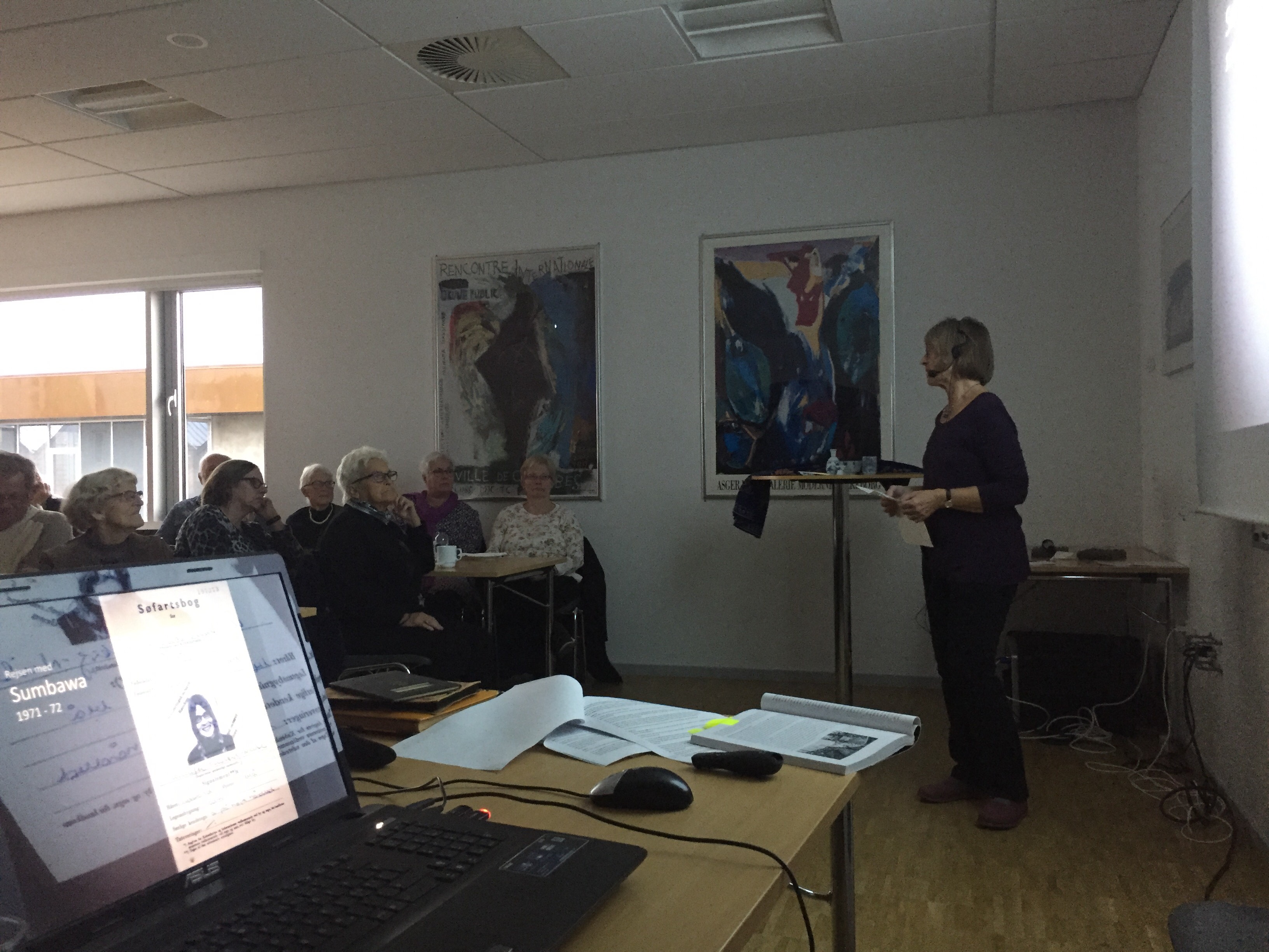 Annette Lindberg fortæller om en piges liv om bord på et ØK-skib til de meget interesserede kvindelige tilhørere